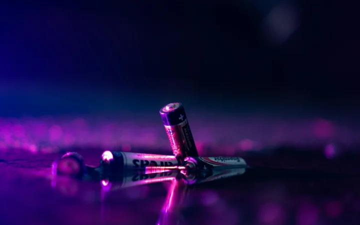 Syringe in dramatic low light representing Brazil's weight-loss pen black market