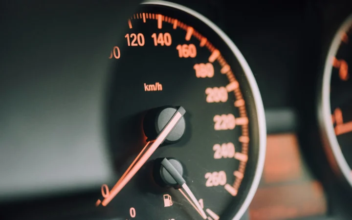 Car keys in dramatic light, illustrating CPSS Q3 earnings from auto loans