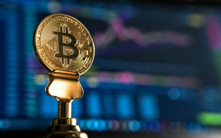 Bitcoin coin in front of a rising stock chart, representing Franklin Bitcoin DRIP ETFs