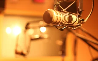 Radio studio microphone used for news and talk broadcasts like Rádio Gaúcha
