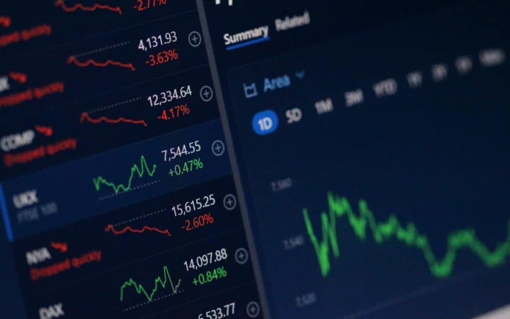 Stock market screen in red as shares fall after Rubrik Q2 earnings