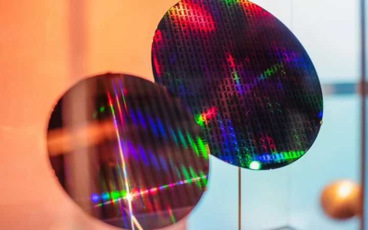 Silicon wafer glowing under dramatic light, symbolising Samsung Pyeongtaek chip production