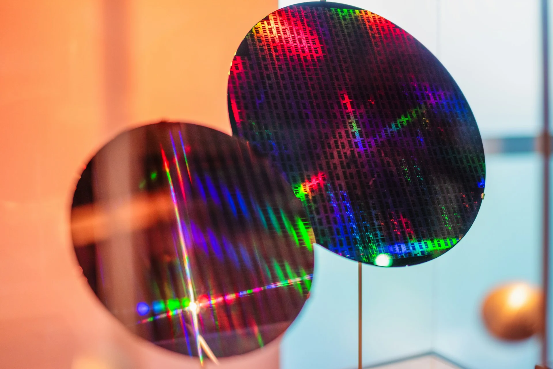 Silicon wafer glowing under dramatic light, symbolising Samsung Pyeongtaek chip production