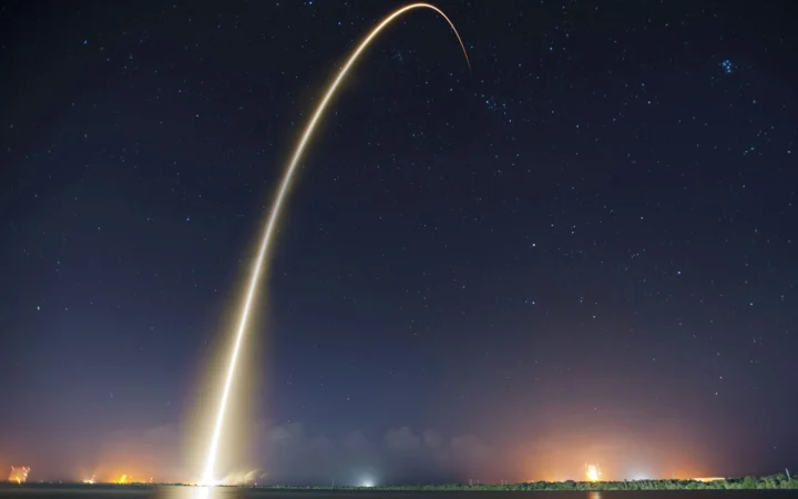 Rocket launching at night, symbolising the SpaceX and Tesla merger talks
