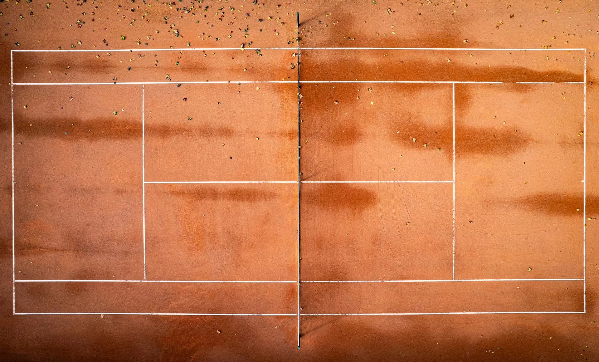 Tennis racket resting on a clay court, illustrating the Svitolina Monfils split