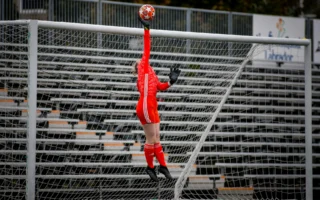 Goalkeeper diving for a save, a nod to the Unai Simón Yashin Trophy