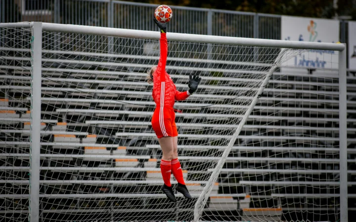Goalkeeper diving for a save, a nod to the Unai Simón Yashin Trophy
