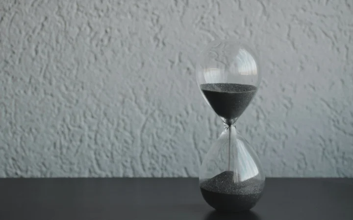 Hourglass with falling sand against a dark background, a symbol of the uv 0.13.3 export slowdown fix